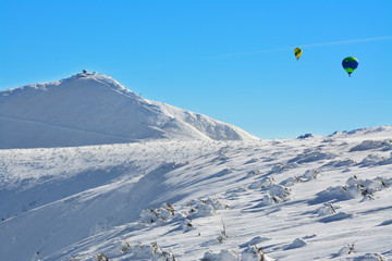 Balony nad górami, piękny zimowy krajobraz, Sudety