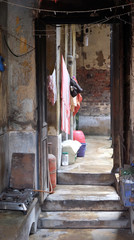 Obraz na płótnie Canvas Entrance to the old Indian house through the open gate in Kolkata, India 