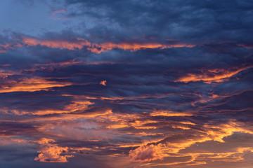 Licht des Sonnenuntergangs färbt die Wolken dramatisch, Island
