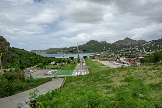 Small Plane landing on Airport - Kleines Flugzeug im Landenanflug St.Barth