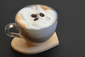 CAPPUCCINO SU SFONDO NERO, CAPPUCCINO ON BLACK BACKGROUND