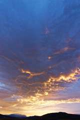 Licht des Sonnenuntergangs färbt die Wolken dramatisch, Island