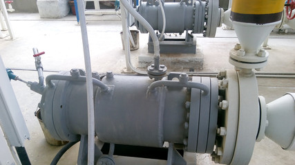 The pump for pumping hot products of oil refining