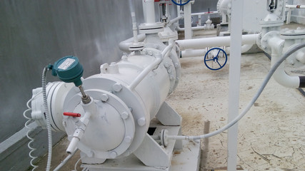 The pump for pumping hot products of oil refining
