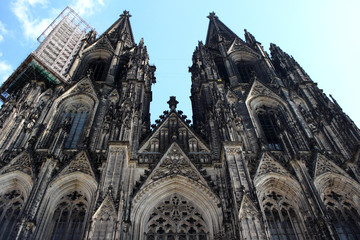 Kölner Dom vorn hoch in den Himmel