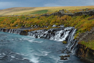 Fototapeta na wymiar Herbst am Hraunafoss, Island