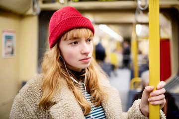 junge Frau fährt mit U-Bahn