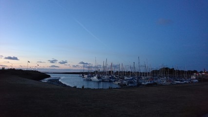 Yachthafen im Sonnenuntergang an der deutschen Nordsee