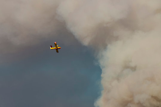 Bombardier 415 entering a cloud of smoke