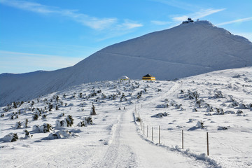 Piękny górski zimowy krajobraz, schronisko górskie, Sudety © VinyLove Foto