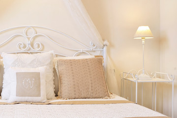 Casa con arredamento romantico - shabby chic