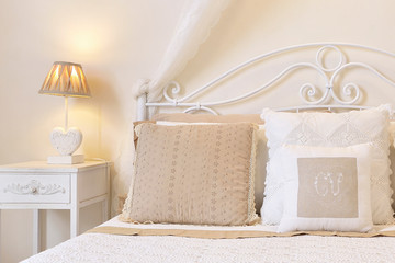 Casa con arredamento romantico - shabby chic © Gioco