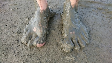 Füße mit Lichtschutzfaktor 1000+ dank Schlick und Schlamm im Wattenmeer