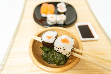 Sushi, a typical Japanese food prepared with a base of rice and various raw fish such as tuna, salmon, shrimp and sea bream.