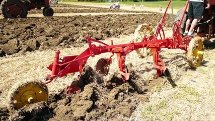 labour à l'ancienne avec de vieux tracteurs