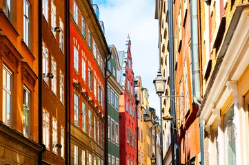 Tuinposter Mooie straat met kleurrijke gebouwen in de oude stad, Stockholm, Zweden © smallredgirl