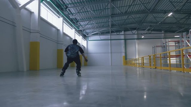 roller skating guy does the trick at the logistic center in slowmotion and falls