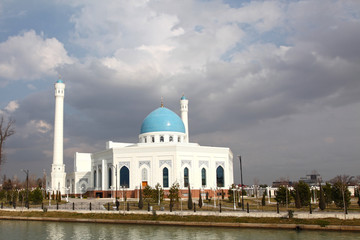 Obraz premium White mosque in Tashkent in Uzbekistan 