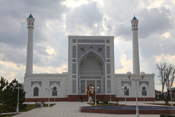 Fototapeta na wymiar White mosque in Tashkent in Uzbekistan