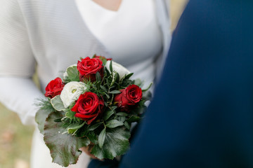 Brautstrauss mit weißen und roten Rosen