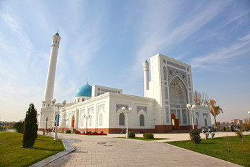 Obraz premium White mosque in Tashkent in Uzbekistan