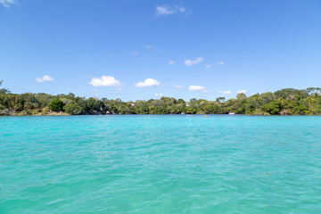 Fototapeta na wymiar Beautiful Laguna Bacalar. view of the horizon, lagoon of the seven colors in Quintana roo Mexico