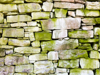 Muro di pietre ricoprte da un leggero muschio