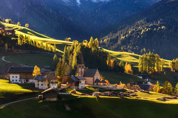 Santa Magdalena, klimatyczne miasteczko w dolinie, Dolomity, Alpy - obrazy, fototapety, plakaty