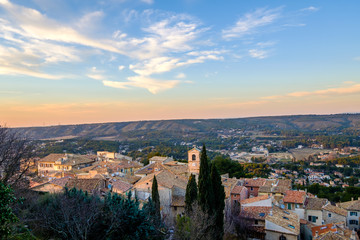 Fototapeta premium Vue panoramique sur le village de Ventabren, Provence, France. Coucher de soleil.