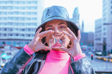 Retro Pop Frau in 90er Jahre Berlin Look  under the eyes on sunset millenials hipsters colorated in...