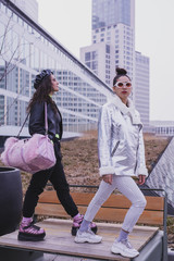 Retro Pop Frau in 90er Jahre Berlin Look 