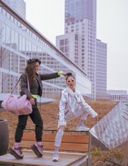 Retro Pop Frau in 90er Jahre Berlin Look 