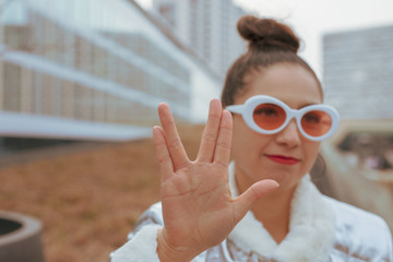 Retro Pop Frau in 90er Jahre Berlin Look 