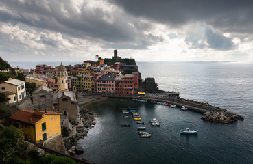 Fototapeta na wymiar Village of Vernazza with colourful houses and small beautiful port, CinqueTerre, Italy