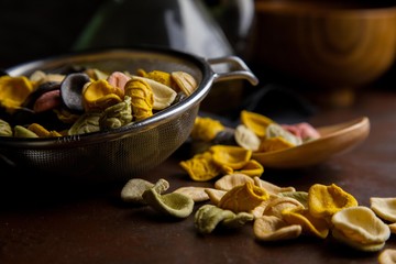 Pasta de colores en la cocina
