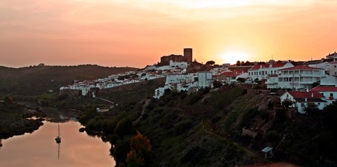 Atardecer en Mértola, pequeño pueblo portugués a orillas del río Guadiana.