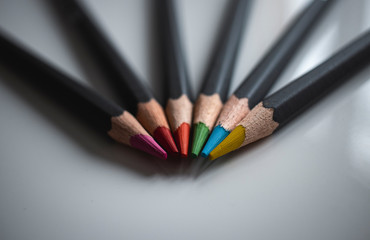 Naklejka premium bunte Buntstiftspitzen berühren sich