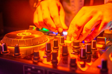 dj mezclando mesa de mezclas en directo discoteca fiesta electronica
