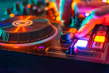 controles mesa de mezclas dj mezclando