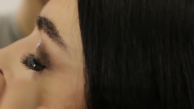 Apply False Eyelashes