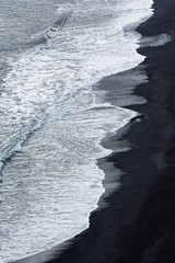 Wellen schlagen an den Strand, Vik, Island