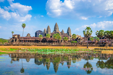 Fototapeta premium Kompleks starożytnej świątyni Angkor Wat, Siem Reap, Kambodża.