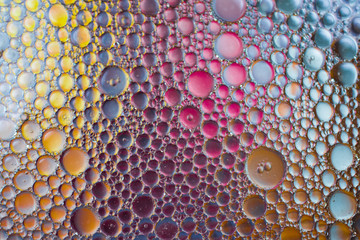 Abstrakcja, tło. Kolorowe bąble, bąbelki - krople oleju w wodzie tworzące abstrakcyjne i...