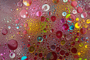 Fototapeta Abstrakcja, tło. Kolorowe bąble, bąbelki - krople oleju w wodzie tworzące abstrakcyjne i ciekawe kszztałty obraz