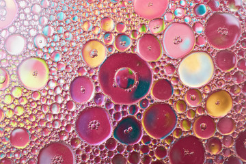 Abstrakcja, tło. Kolorowe bąble, bąbelki - krople oleju w wodzie tworzące abstrakcyjne i...