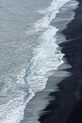 Wellen schlagen an den Strand, Vik, Island