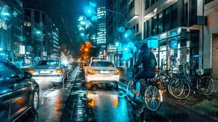 Bei Regen mit dem Fahrrad durch die Stadt 