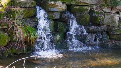 Kleiner Wasserfall, in den See in Förch, im öffentlichen Park von Schloss Favorite