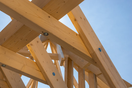 Dachbau - Holzbalken und Holzsparren