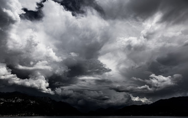 Sturm über dem Comer See in Italien